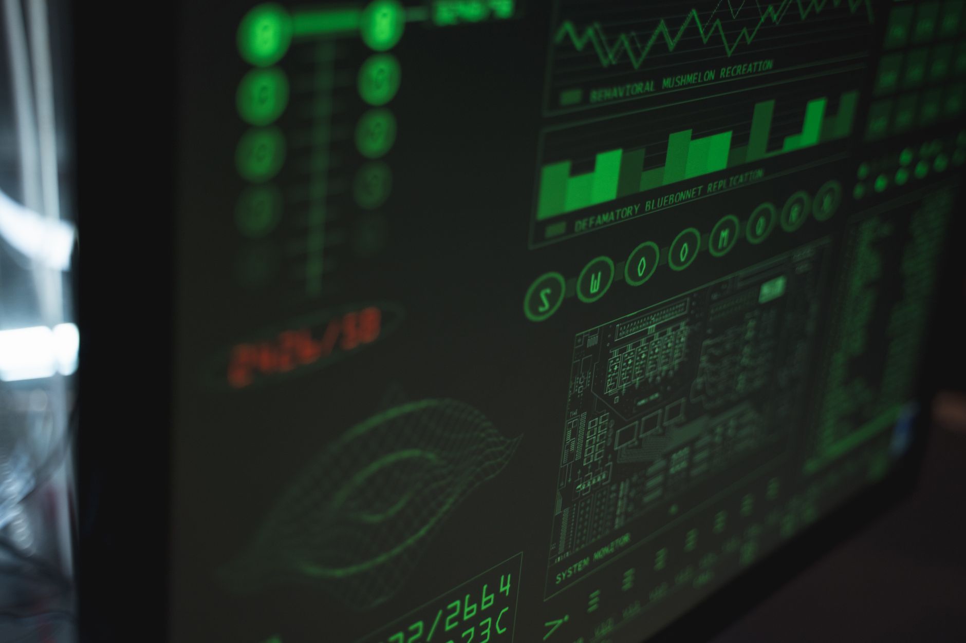 Pantalla con paneles de monitoreo y métricas en tiempo real.